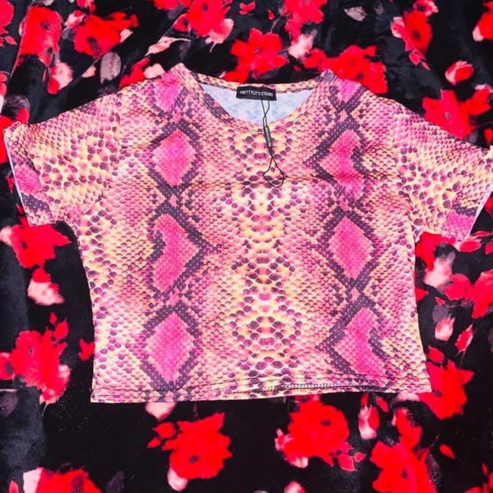 PRETTYLITTLETHING snake crop top 💜